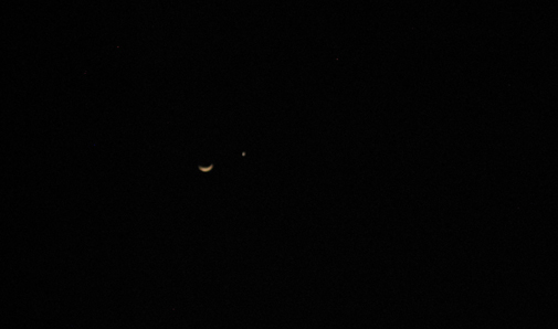 Moon and Venus_Crestone_skies.JPG (52496 bytes)